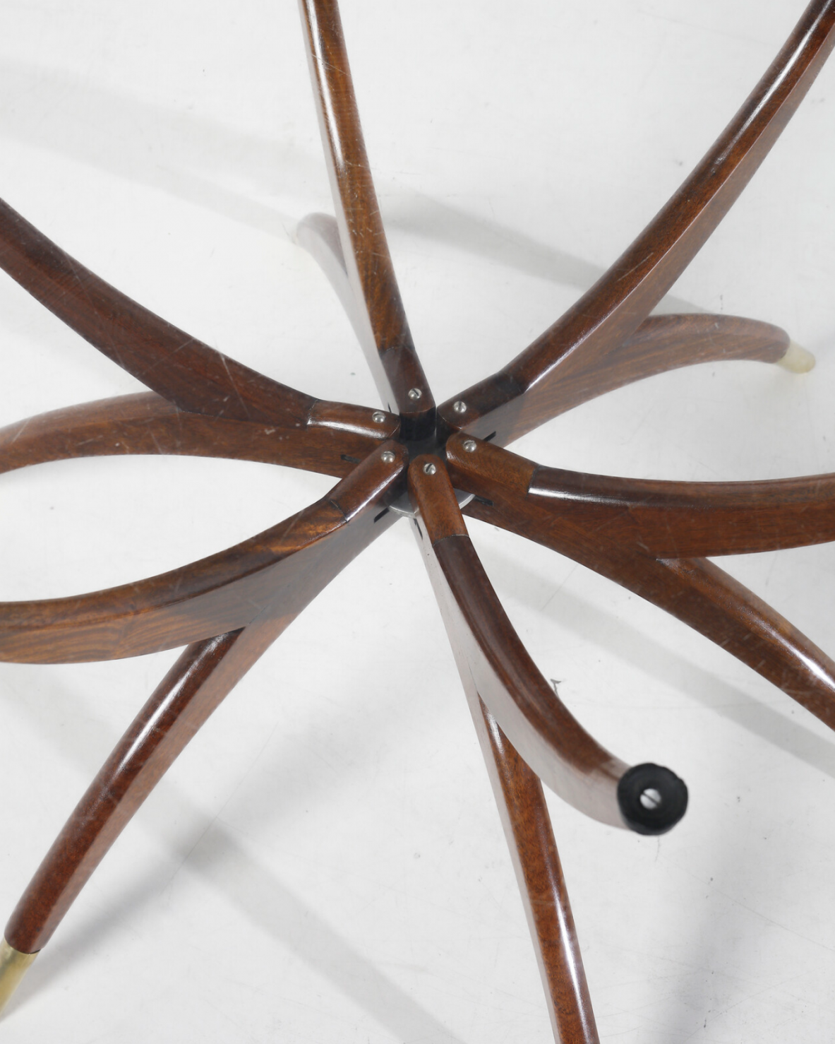 Elegante tavolo basso a 6 gambe in legno curvato con puntali in ottone e piano in cristallo molato  anni '50