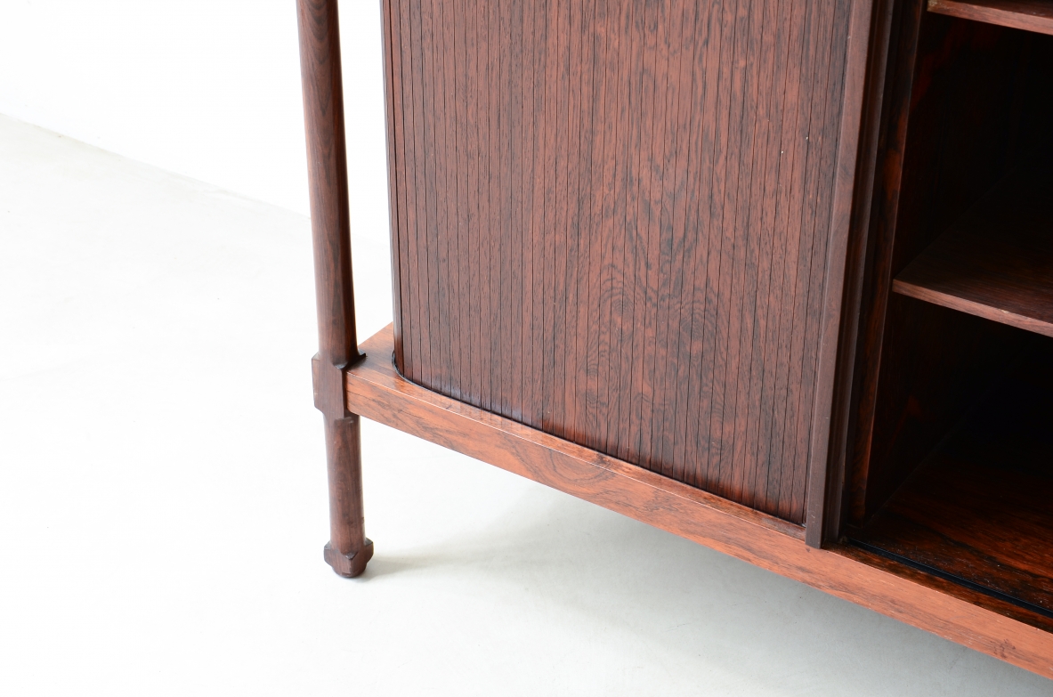 Fratelli Proserpio  Elegante mobile contenitore con 4 ante scorrevoli in legno cannettato.