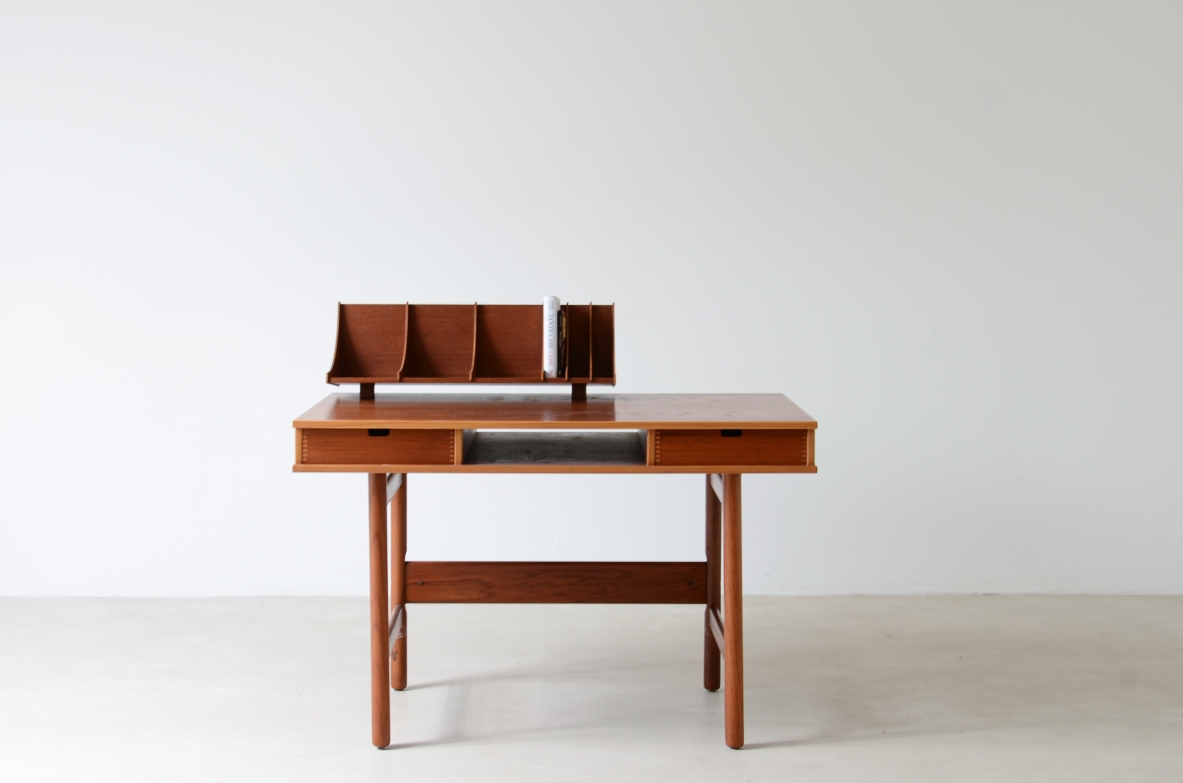 Small central desk with two drawers on the front, and open compartment  Italian manufacture, ca. 1960.