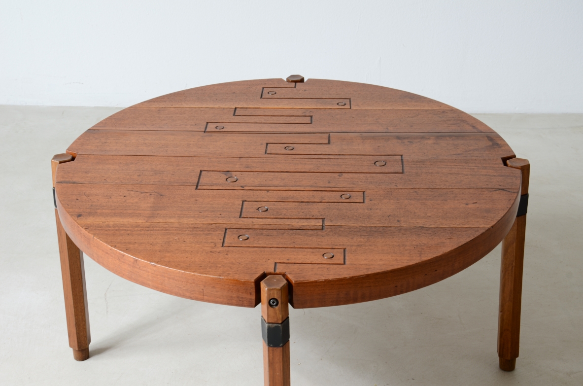 Roberto Aloi Tavolino in legno con disegno geometrico ontagliato a mano e struttura in ferro.