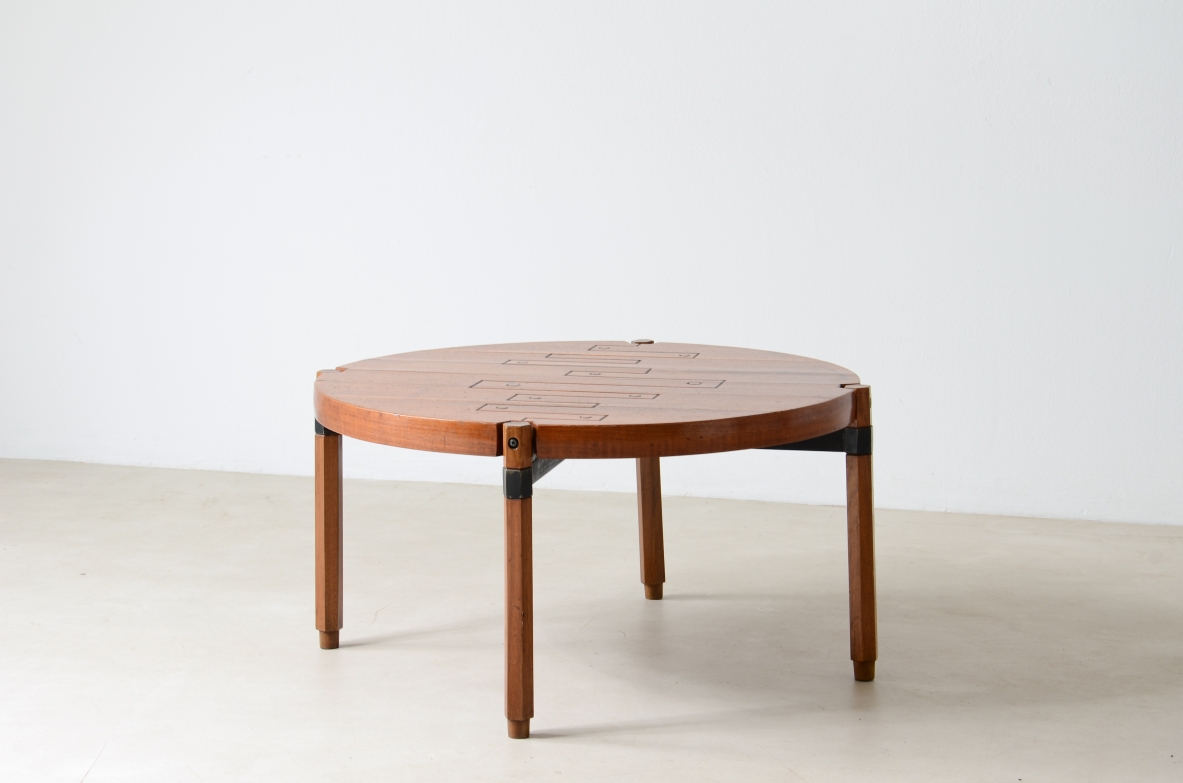 Roberto Aloi Tavolino in legno con disegno geometrico ontagliato a mano e struttura in ferro.