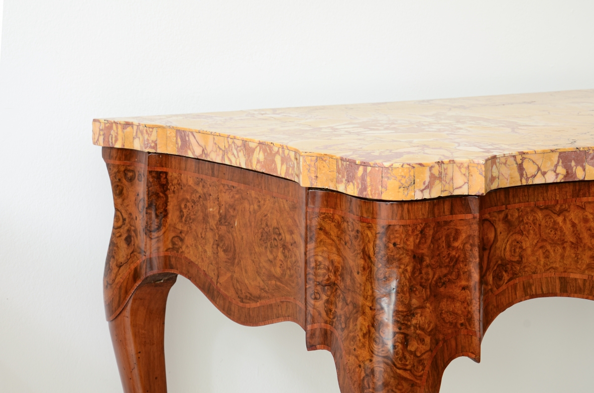 Coppia di console in radica di noce,  piano lastronato in marmo giallo antico di provenienza romana. 1700