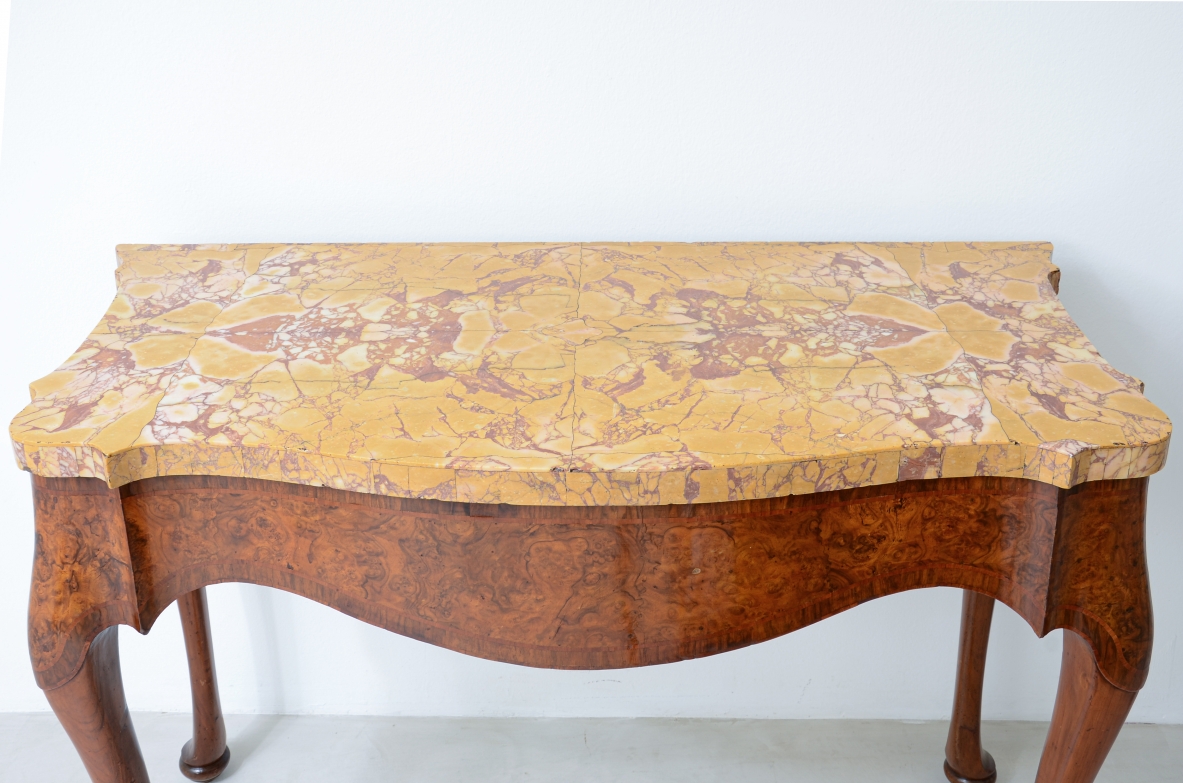 Coppia di console in radica di noce,  piano lastronato in marmo giallo antico di provenienza romana. 1700