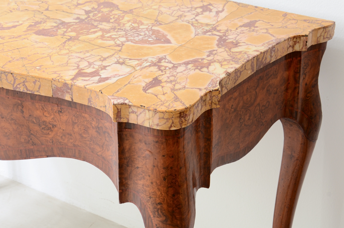 Coppia di console in radica di noce,  piano lastronato in marmo giallo antico di provenienza romana. 1700