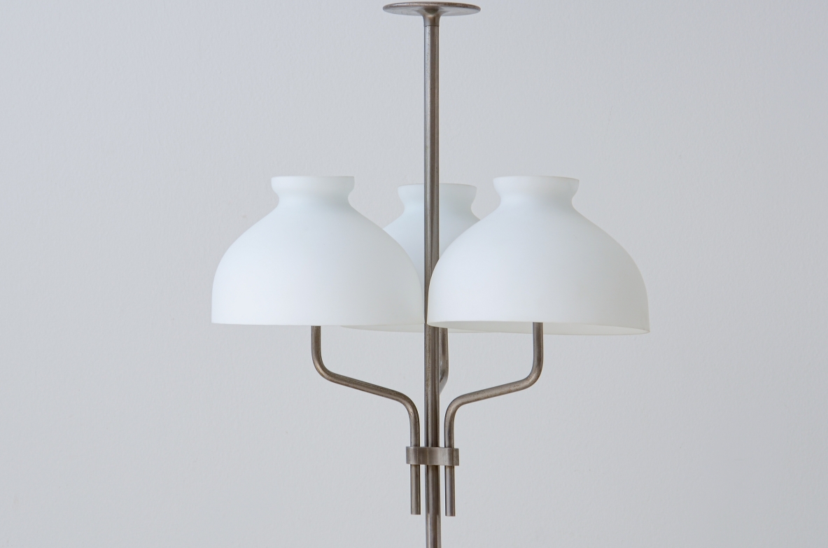 Ignazio Gardella Lampada da terra modello Arenzano  bracci in acciaio  Alto stelo, tre grandi diffisuri in vetro opalino