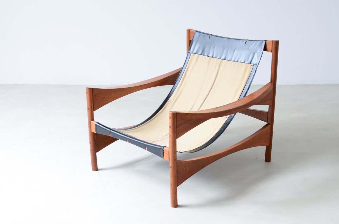 Franco Bettonica poltrona con poggiapiedi modello P40 in legno di noce Podruzione Poltronova 1959.