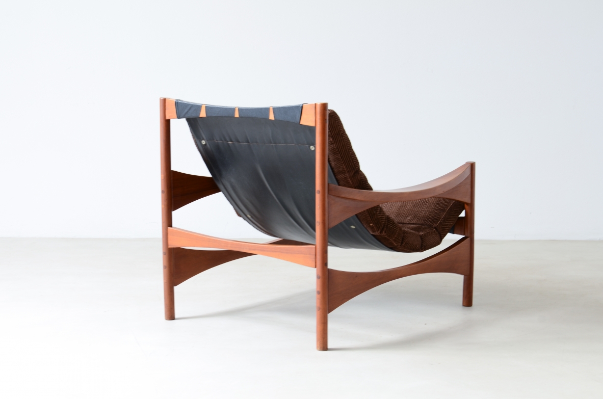 Franco Bettonica poltrona con poggiapiedi modello P40 in legno di noce Podruzione Poltronova 1959.