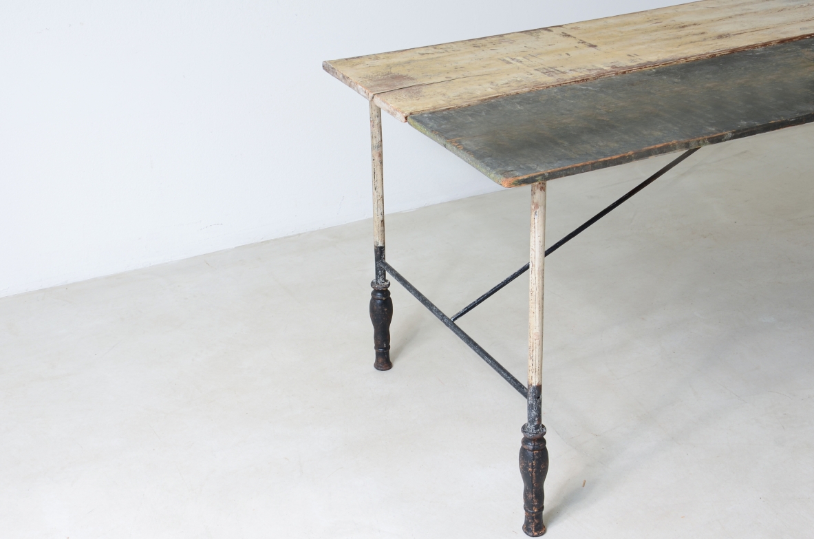 Tavolo con base in ferro con piedi torniti e piano in legno dipinto.  Manifattura, Francia 1920/30 ca.