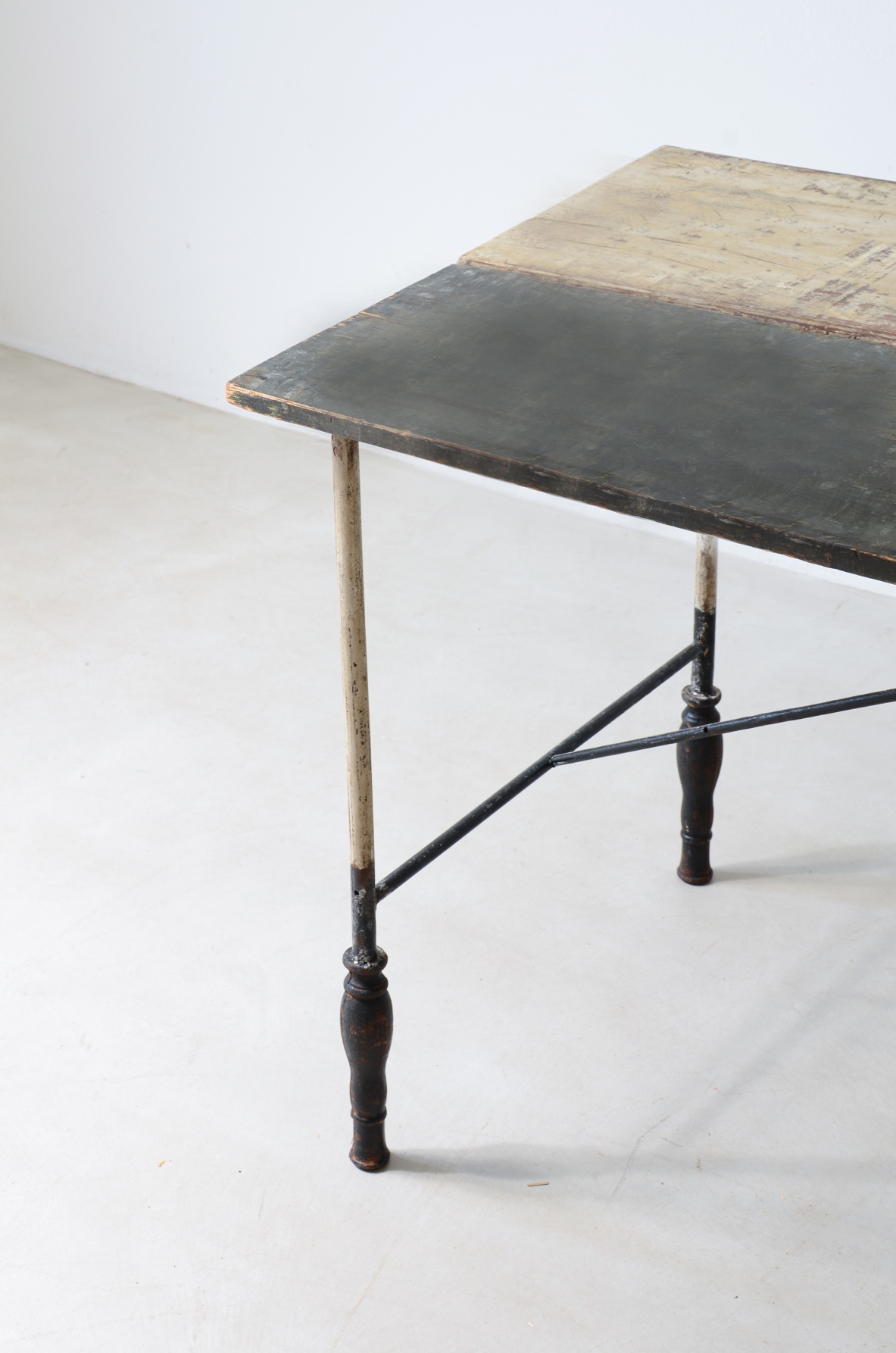 Tavolo con base in ferro con piedi torniti e piano in legno dipinto.  Manifattura, Francia 1920/30 ca.
