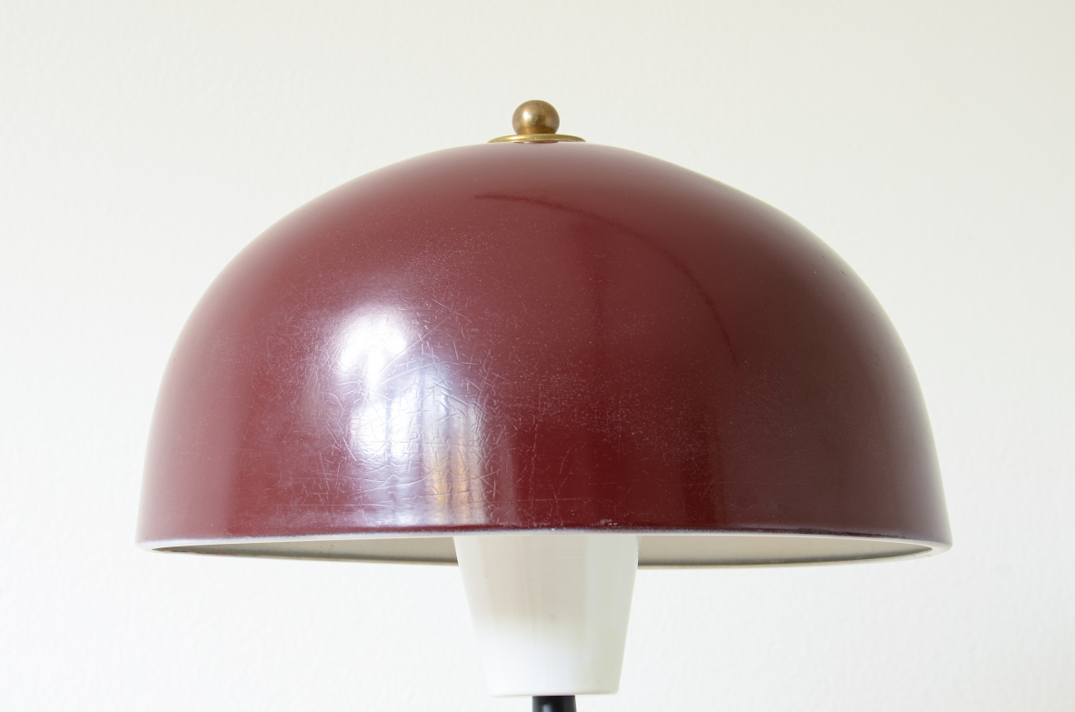Grande lampada da tavolo in metallo a tre colori con interruttore a tre regolazioni.  Manifattura Stilux Milano 1960ca.