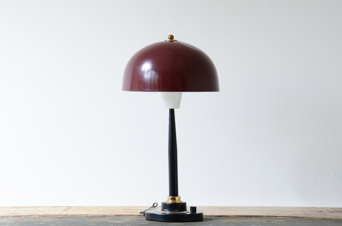 Grande lampada da tavolo in metallo a tre colori con interruttore a tre regolazioni.  Manifattura Stilux Milano 1960ca.