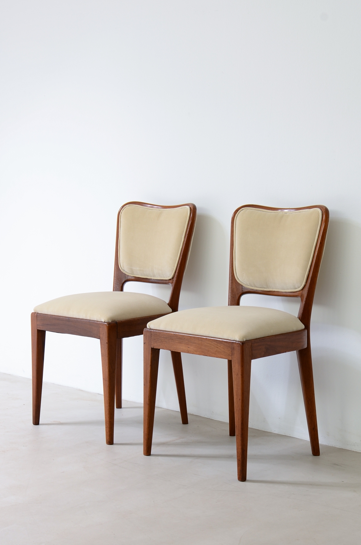 Osvaldo Borsani 8 mahogany chairs with padded seat and back. ABV 1955.