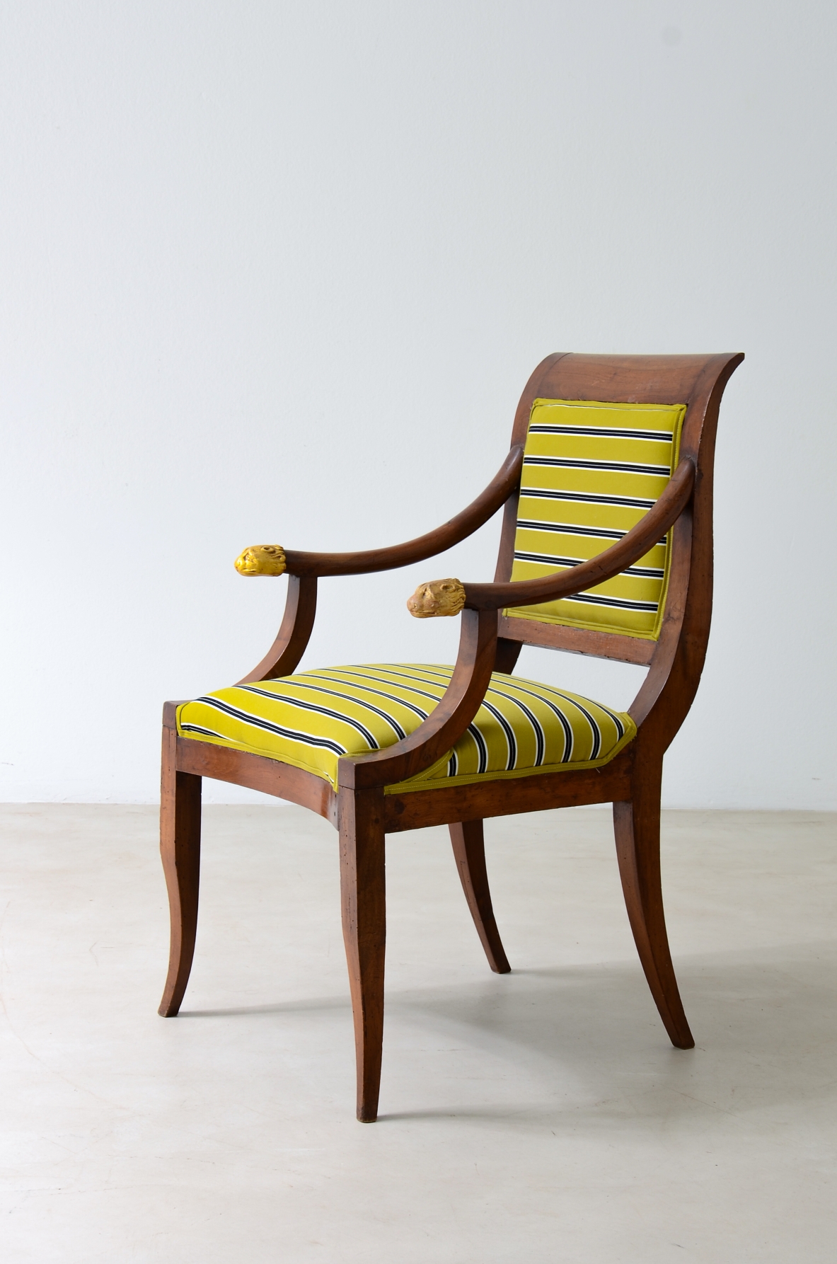 Elegante sedia antica da scrittoio con leoni scolpiti. Epoca direttorio 1790
