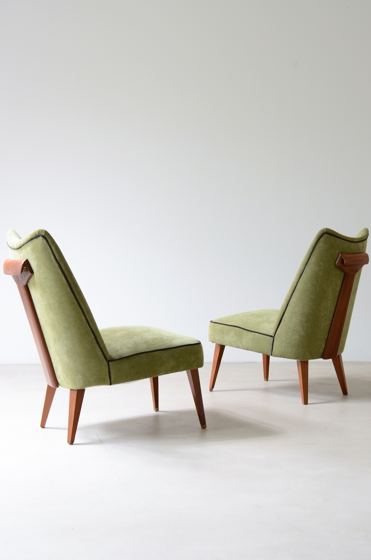 Melchiorre Bega, Rare pair of armchairs covered in velvet with wooden handle on the backrest.