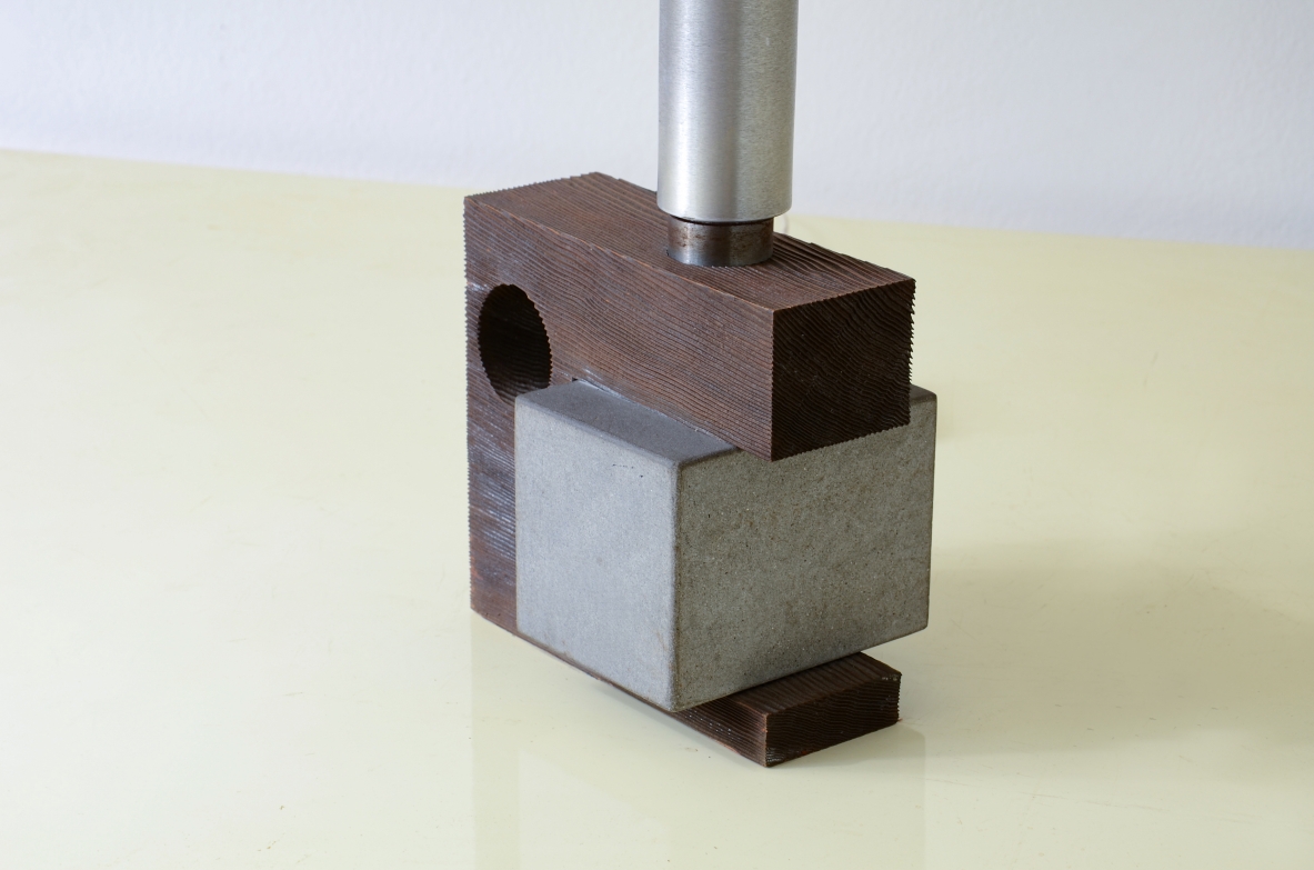 Lampada da tavolo con base in legno e pietra, finiture in metallo e paralume originale anni '70.