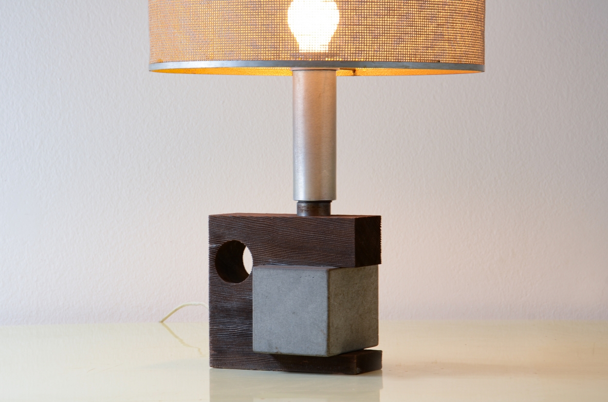 Lampada da tavolo con base in legno e pietra, finiture in metallo e paralume originale anni '70.