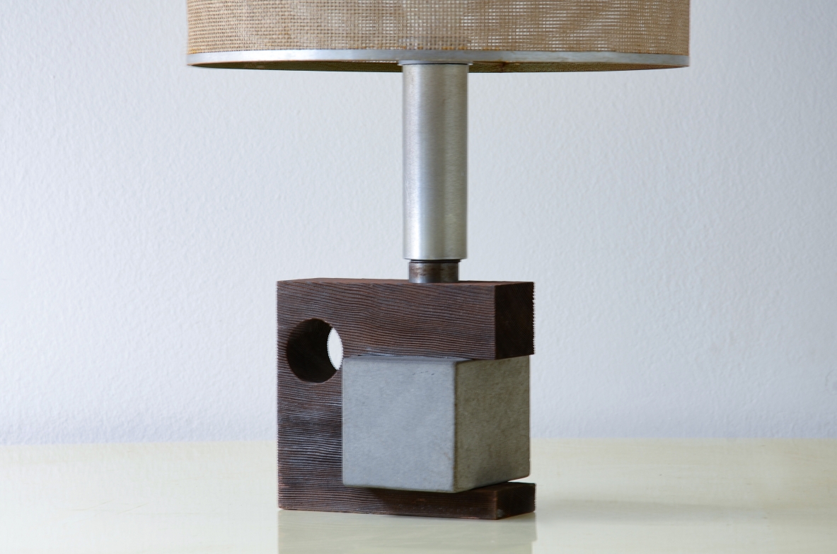 Lampada da tavolo con base in legno e pietra, finiture in metallo e paralume originale anni '70.