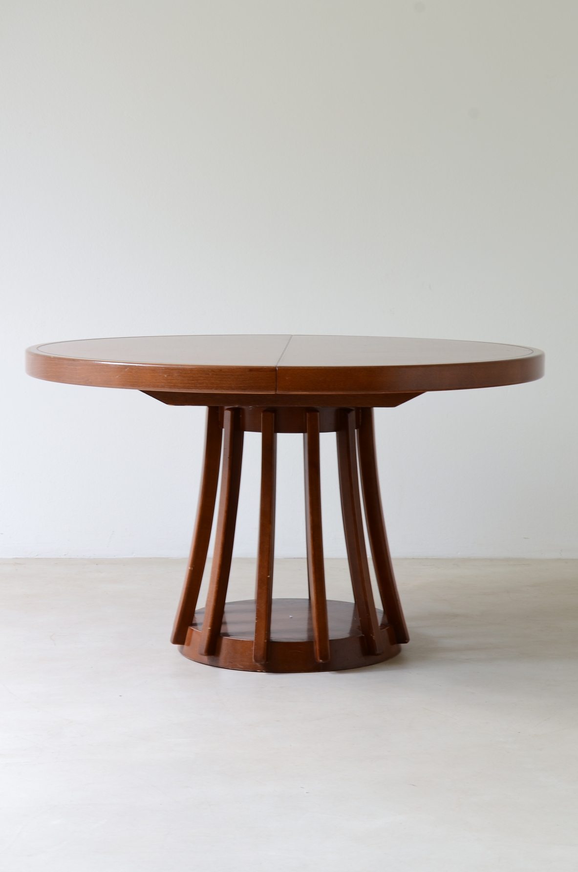 Angelo Mangiarotti Extendable walnut table, designed in 1972. Round pedestal. La Sorgente Furniture production,1972.