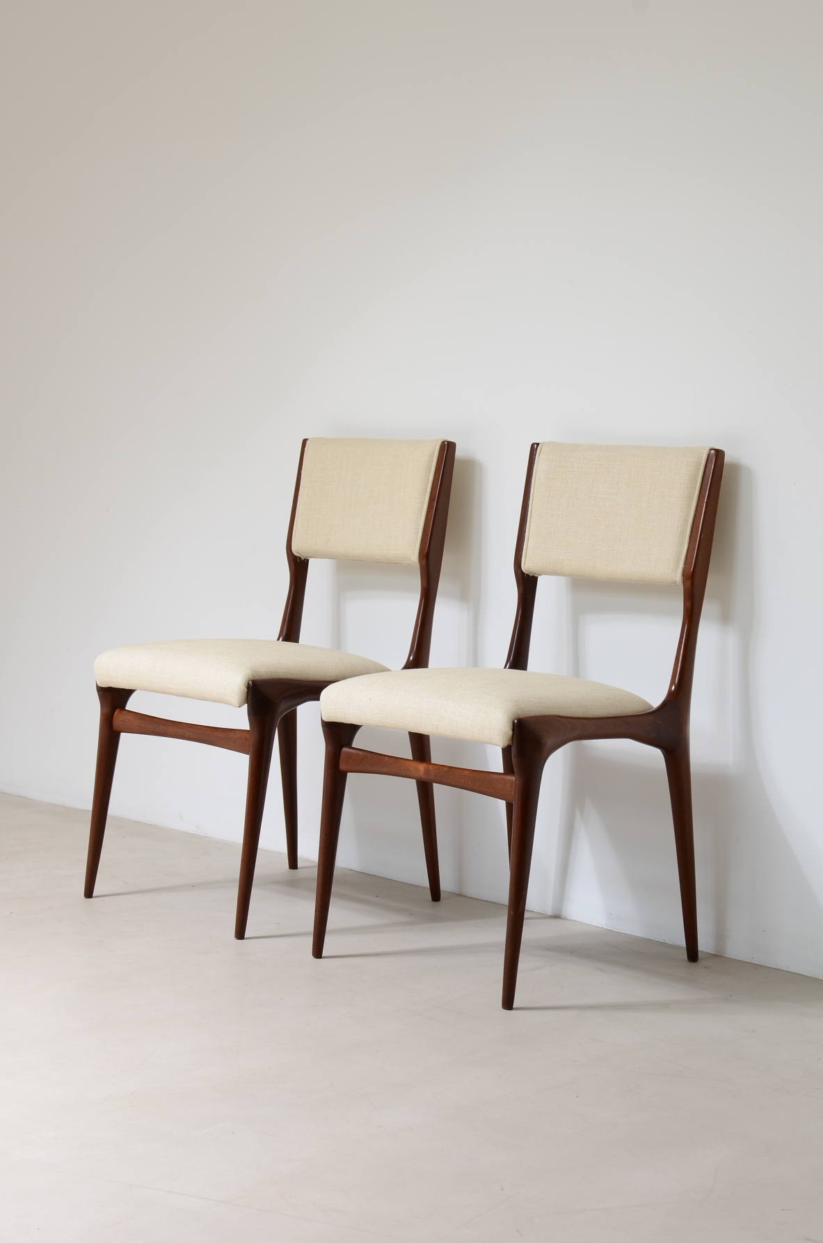 Carlo De Carli Rare set of six wood chairs model 585  Cassina production.