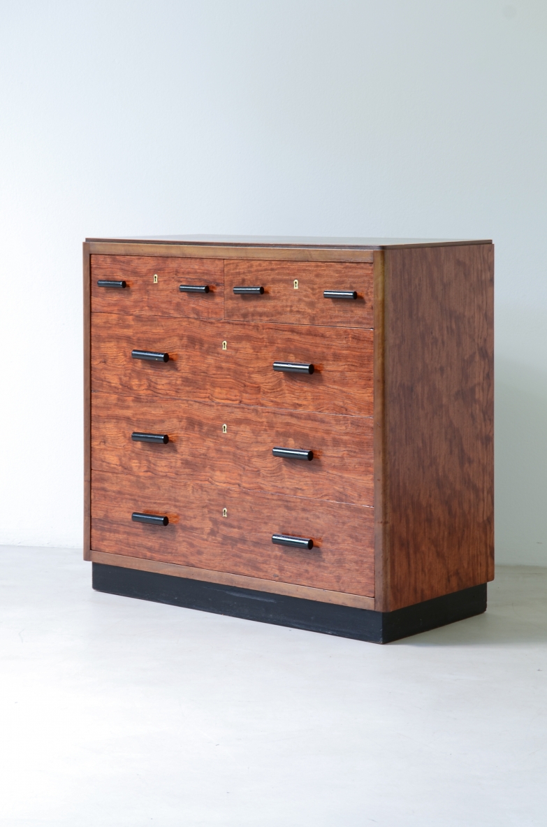 Vittorio Ducrot Small chest of drawers in flamed oak with turned wooden knobs.