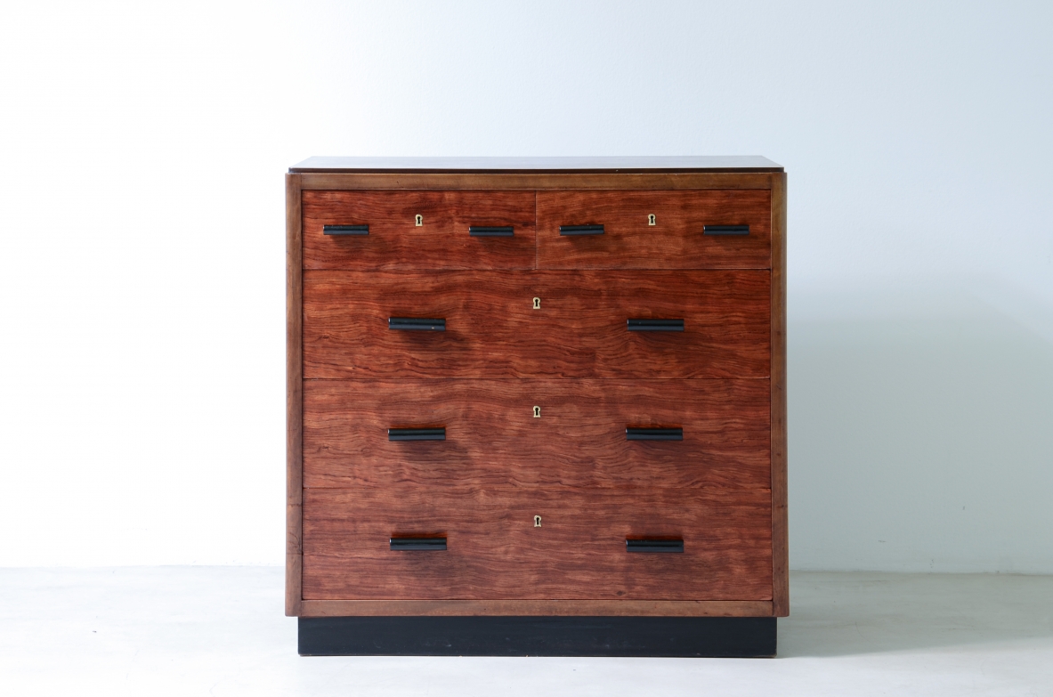Vittorio Ducrot  Piccola cassetiera in rovere fiammato con pomoli in legno tornito.  Manifattura Ducrot, Palermo, 1940ca.
