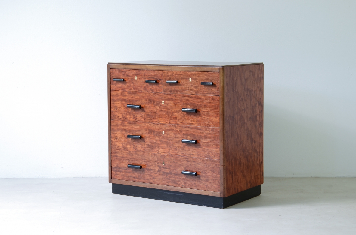 Vittorio Ducrot  Piccola cassetiera in rovere fiammato con pomoli in legno tornito.  Manifattura Ducrot, Palermo, 1940ca.