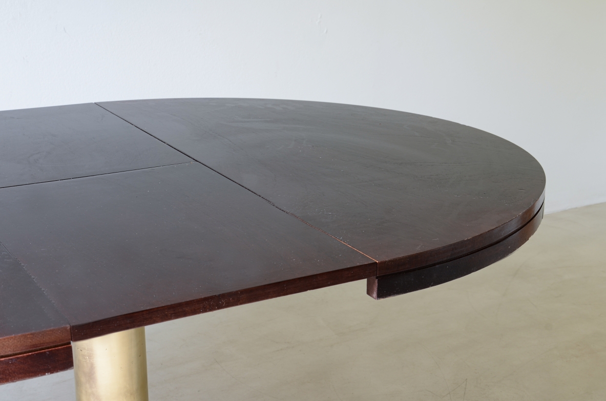Tavolo da nave allungabile con colonna in fusione di bronzo, base e piano in mogano. 1960