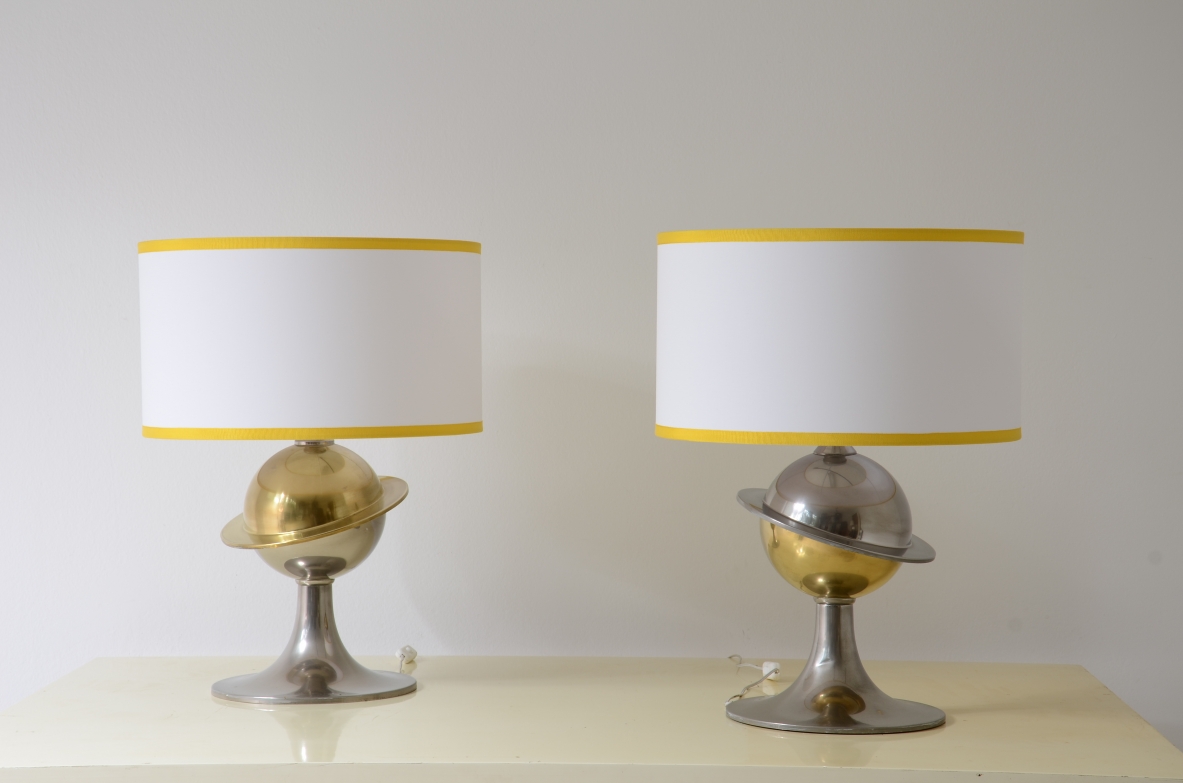 Coppia di grandi lampade da tavolo Space Age con base in ottone