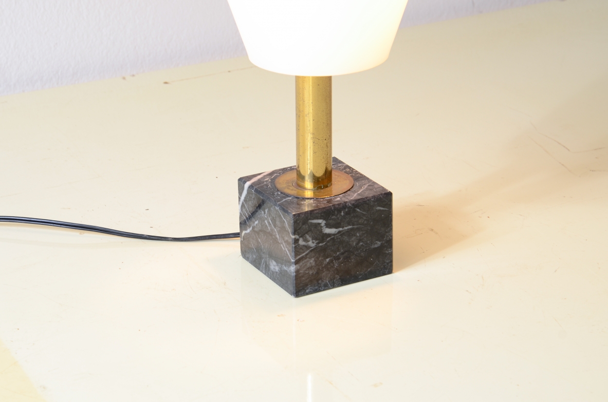 Stilnovo 1950ca. Lampada da tavolo con base in marmo e vetro opline.