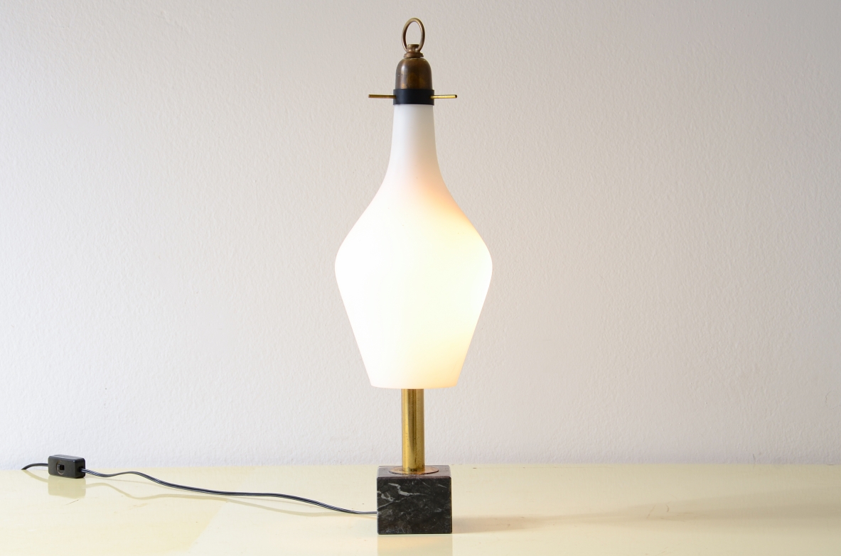 Stilnovo 1950ca. Lampada da tavolo con base in marmo e vetro opline.