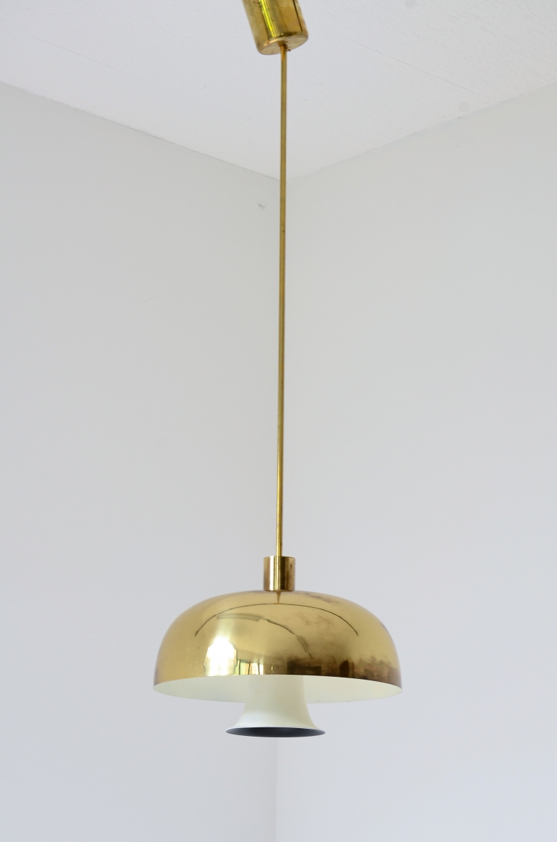 Lampadario con  paralume in ottone e diffusore centrale a forma di cono.