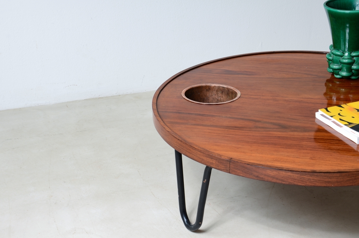 Grande tavolino con piano in legno e porta oggetti in rame, Manifattura italiana anni 50.