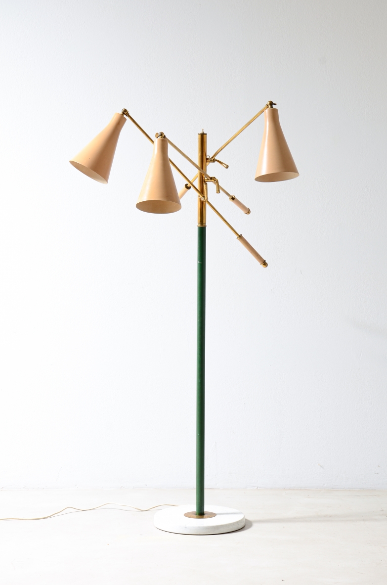 Stilnovo 1950 Lampada da terra con stelo centrale e tre bracci in ottone