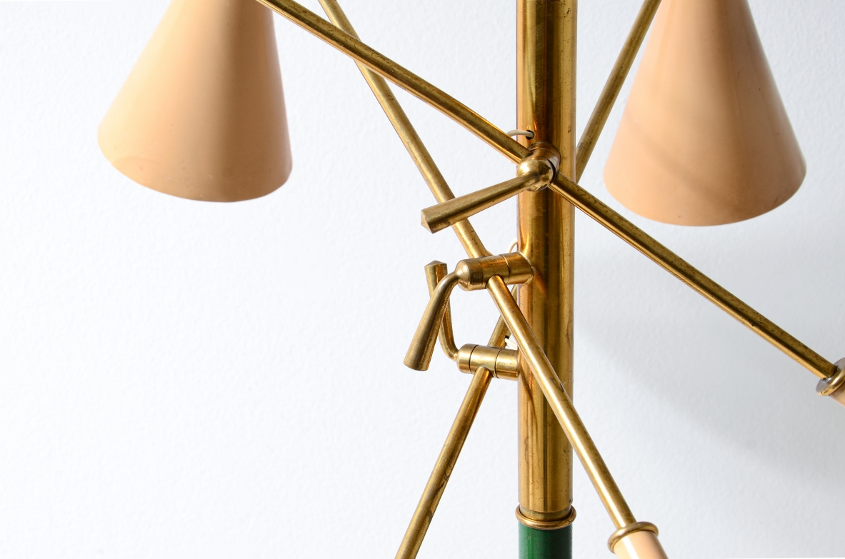 Stilnovo 1950 Lampada da terra con stelo centrale e tre bracci in ottone