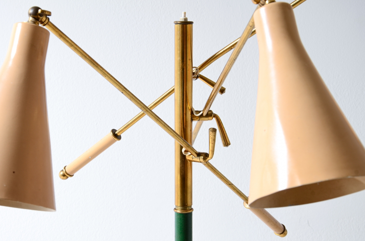 Stilnovo 1950 Lampada da terra con stelo centrale e tre bracci in ottone