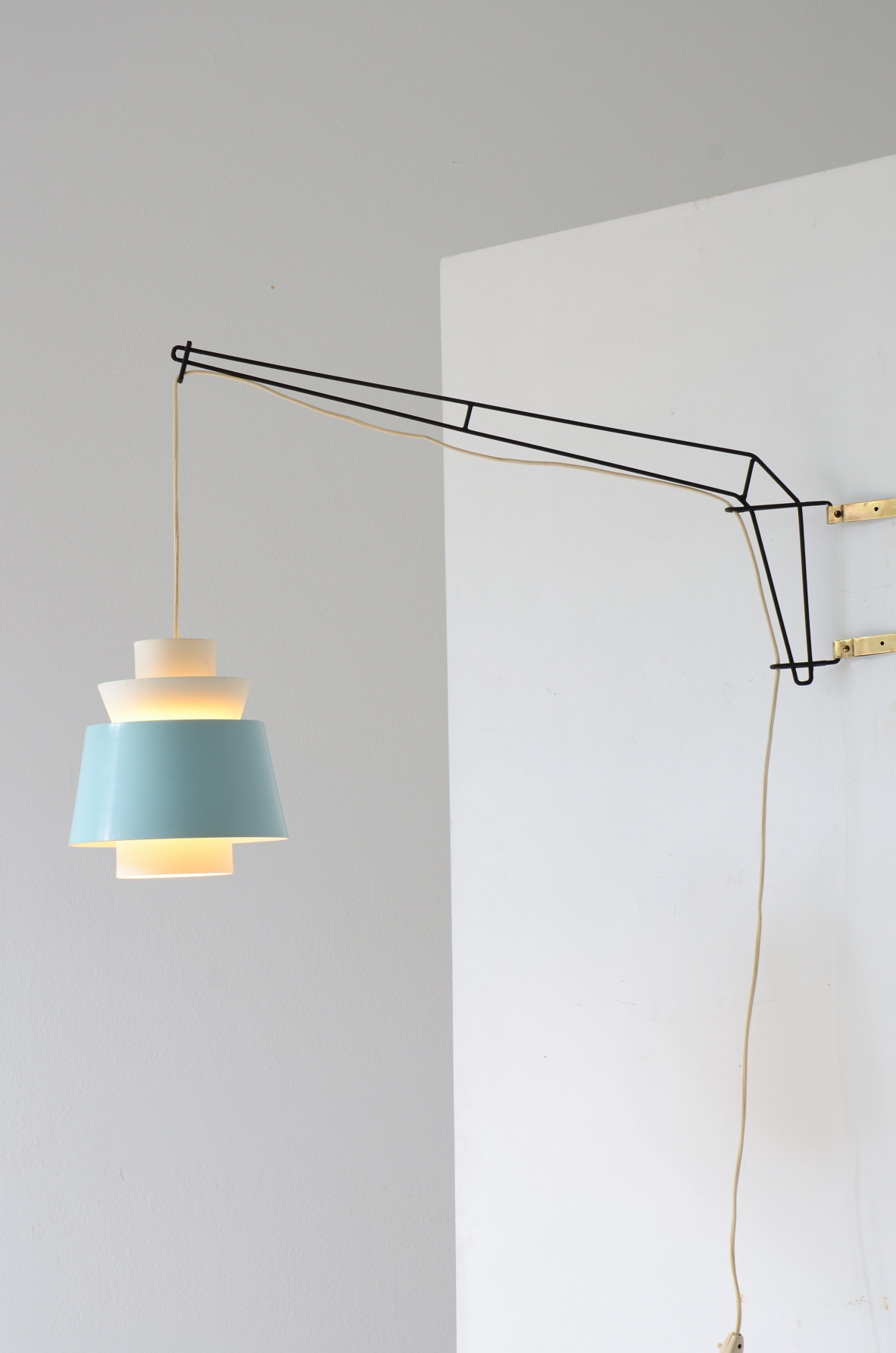 Lampada con cappello colorato e stelo in ferro.1950