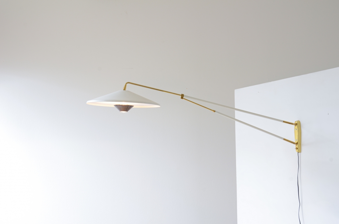 Giuseppe Ostuni Rare wall lamp adjustable in all positions with extendable arm. Oluce 1950