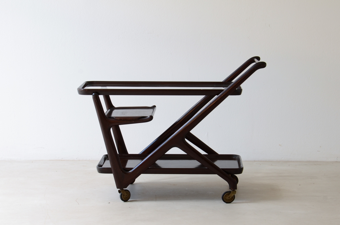 Cesare Lacca Elegant trolley with removable shaped wooden tray manufactured in the 40's