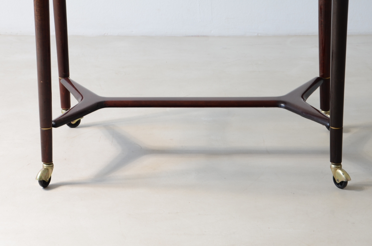 Ico Parisi, Elegante carrello modello 48 in legno tornito e sagomato. Manifattura A. De Fraggis 1950