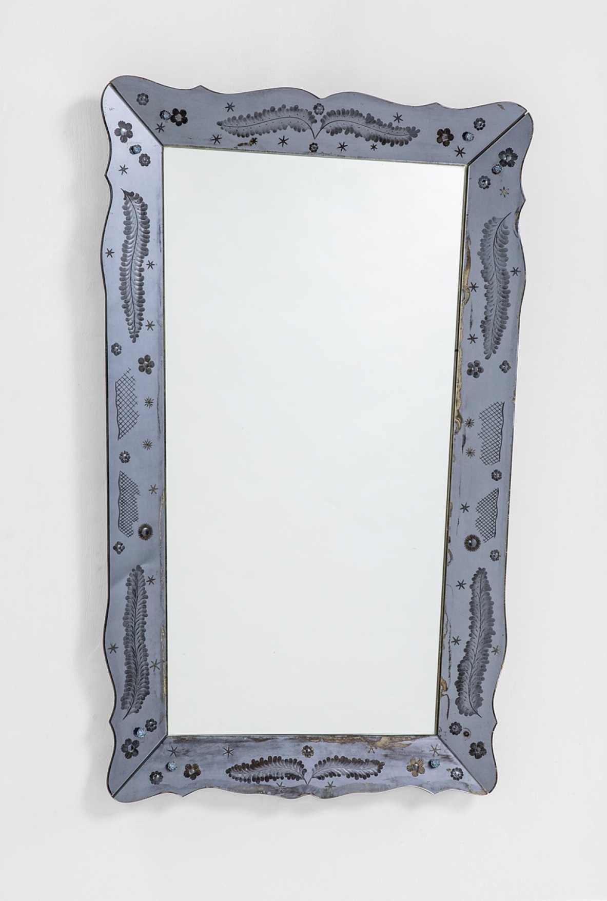 Pietro Chiesa  Elegant mirror with shaped frame in cut and engraved glass, small glass decorations.  Prod. Fontana Arte 1940ca.