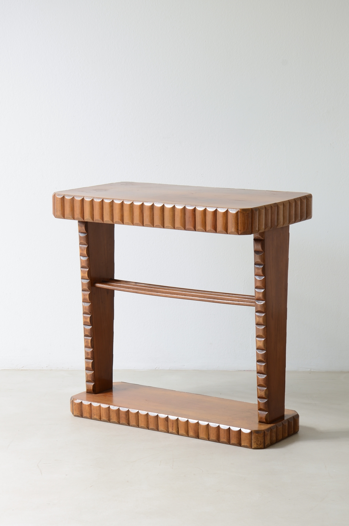 Small elegant console with diamond-cut wood profiles, Italian manufacture ca. 1940.