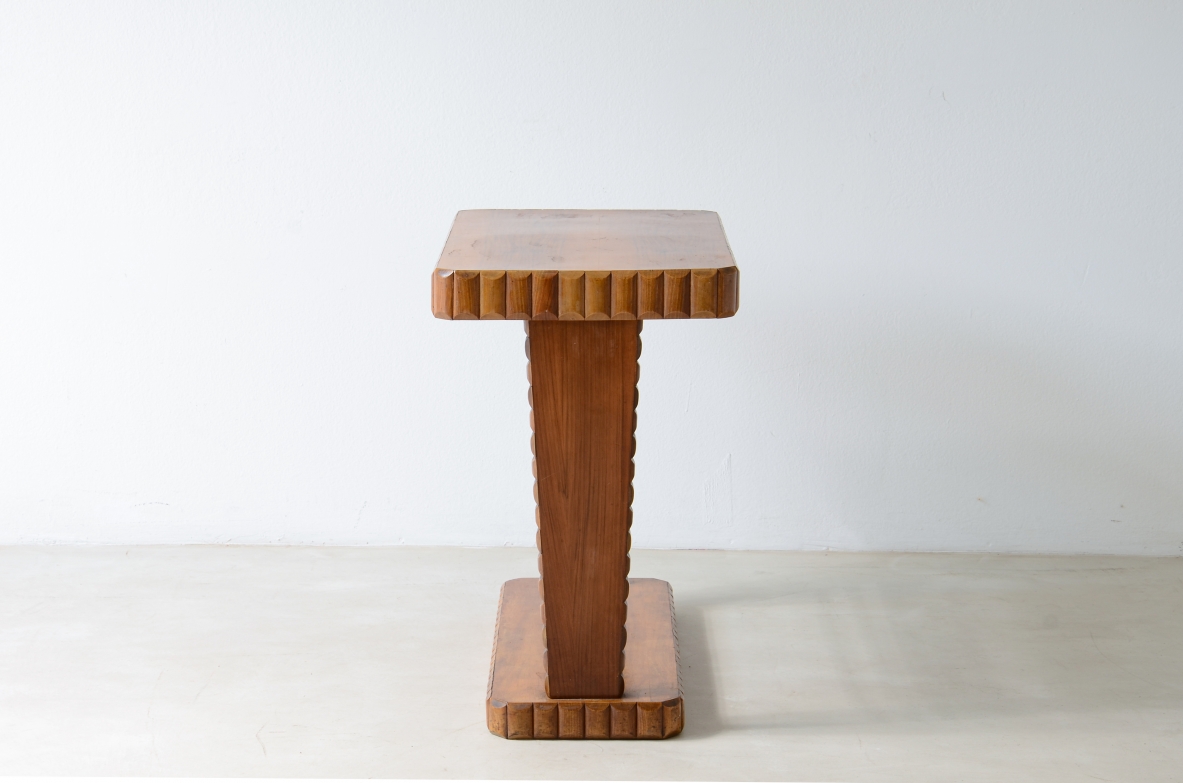 Small elegant console with diamond-cut wood profiles, Italian manufacture ca. 1940.