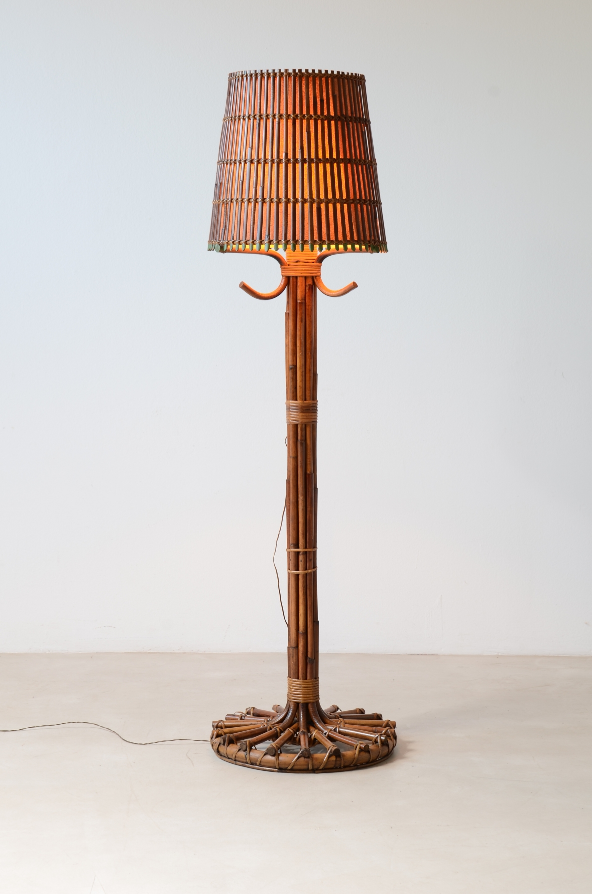 Elegant floor lamp in rush and painted rush with fabric interior.  Italian manufacture 1960ca.