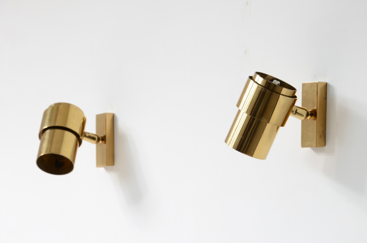Coppia di piccoli faretti a parete in ottone orientabili in tutte le direzioni.  Manifattura italiana 1960-70ca.