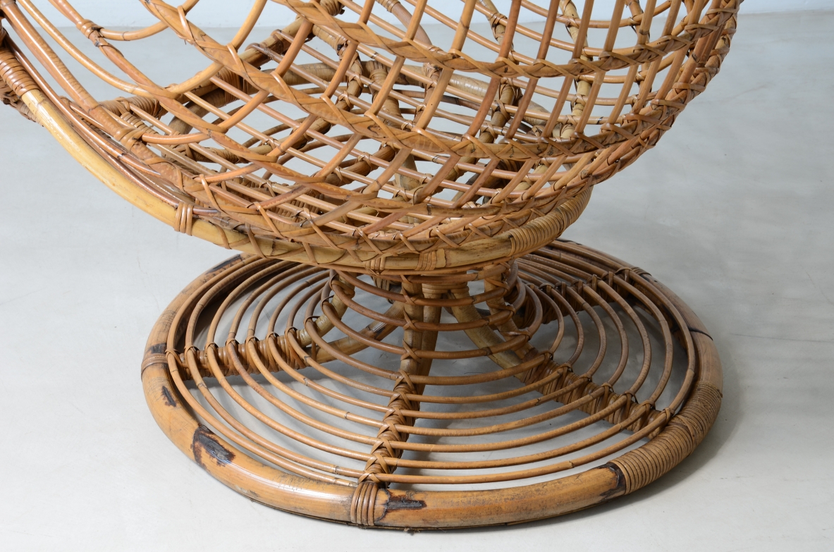 Bonacina, 1955ca. Splendida seduta a uovo in giunco e rattan intrecciato.