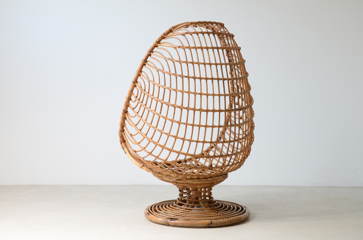 Bonacina, 1955ca. Splendida seduta a uovo in giunco e rattan intrecciato.