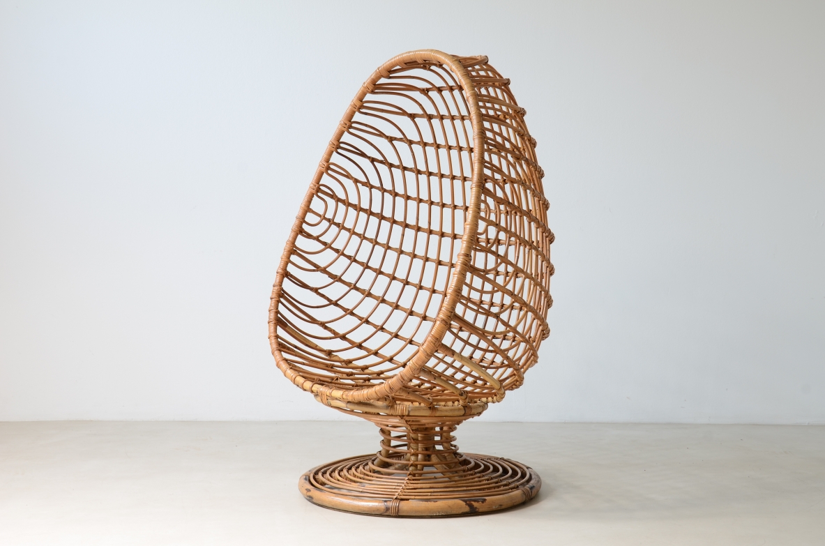 Bonacina, 1955ca. Splendida seduta a uovo in giunco e rattan intrecciato.