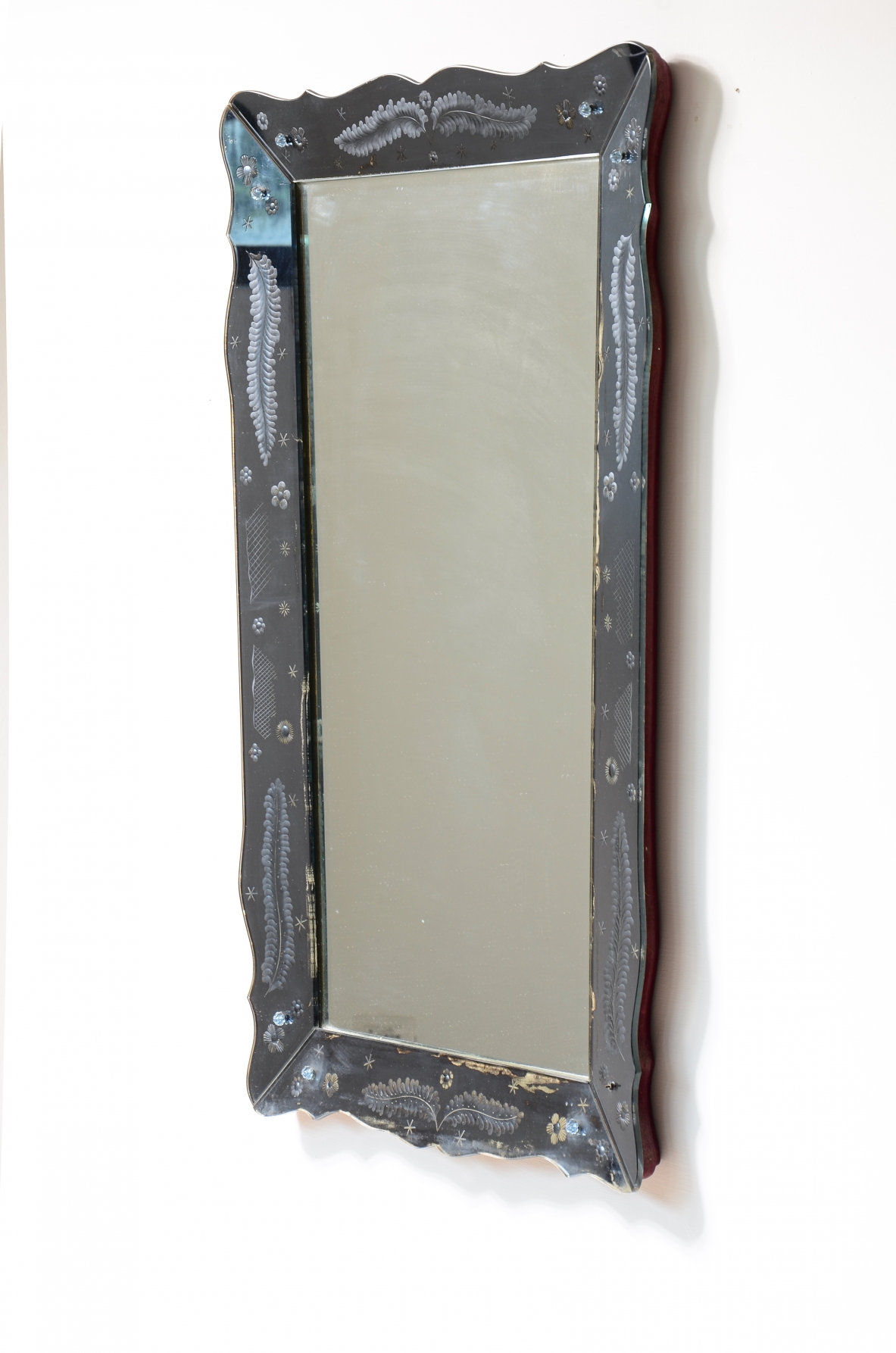 Pietro Chiesa  Elegant mirror with shaped frame in cut and engraved glass, small glass decorations.  Prod. Fontana Arte 1940ca.