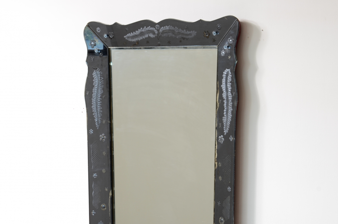 Pietro Chiesa  Elegant mirror with shaped frame in cut and engraved glass, small glass decorations.  Prod. Fontana Arte 1940ca.