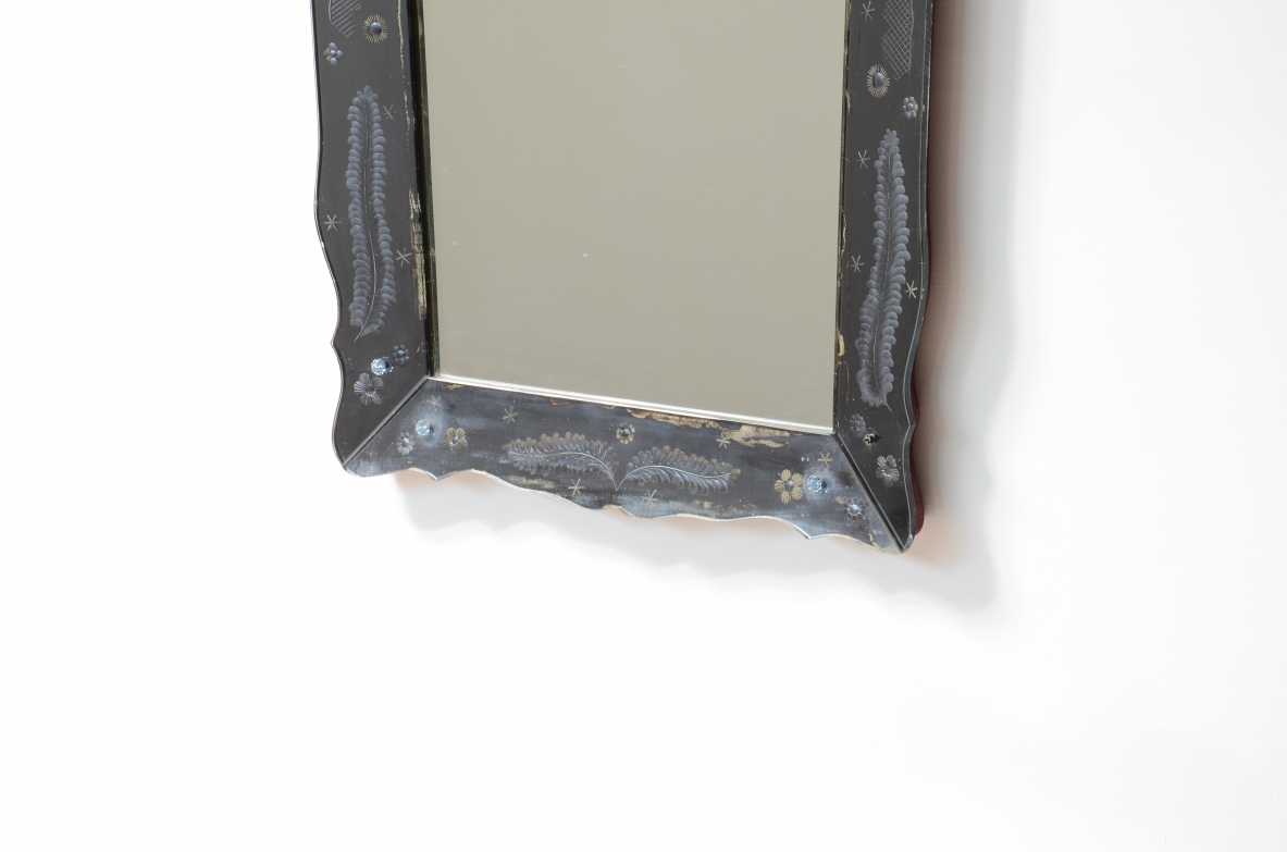 Pietro Chiesa  Elegant mirror with shaped frame in cut and engraved glass, small glass decorations.  Prod. Fontana Arte 1940ca.